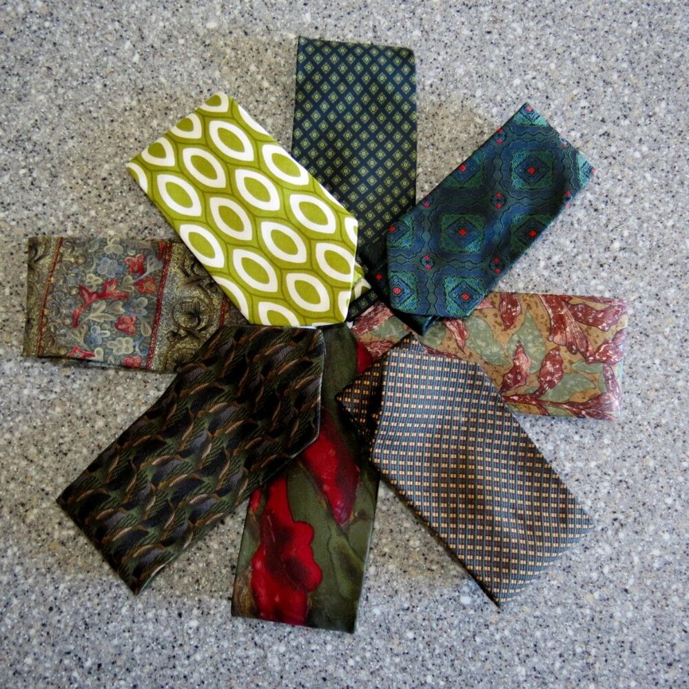Lot of 8 Men's Neckties/Ties All Have Green in Them Various Widths & Brands